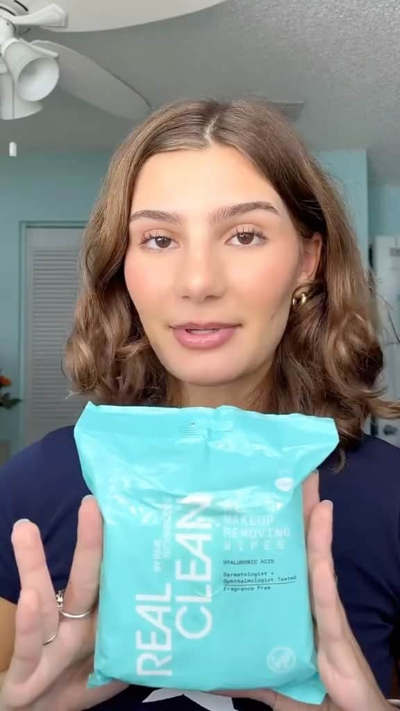 Real Techniquesのインスタグラム：「We do not kid about effective makeup removal 👏 The XL Makeup Removing Wipes, Face Erase Makeup Balm, + In-the-Clear Eye Makeup Remover will melt off your makeup one swipe at a time.   Shop now at @walmart!   📸@_laurensafko」