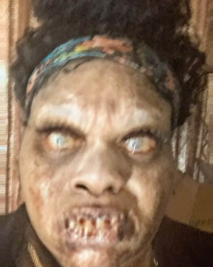 カウンテス・ヴォーンのインスタグラム：「I love zombie movies」