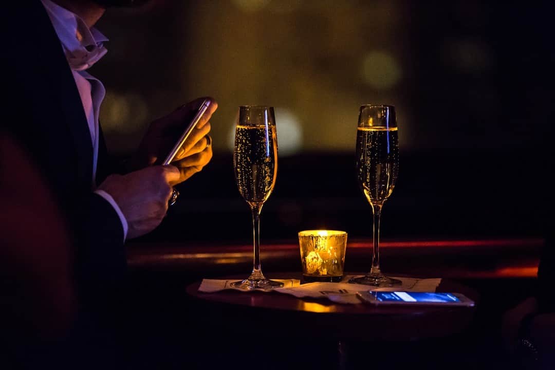 のインスタグラム：「Popping the question calls for some liquid courage.  #thepeninsulanewyork #luxurytravel #nychotels #proposals」