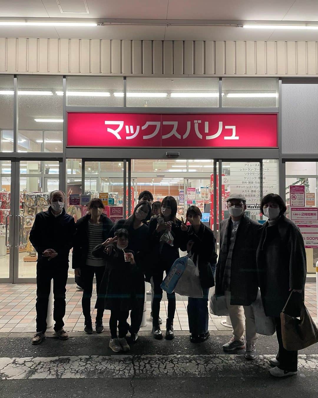 柿本絢菜 (24)さんのインスタグラム写真 - (柿本絢菜 (24)Instagram)「1年弱前の写真を見返してたら、そういや顔合わせの大阪旅行あげてなかったこと思い出した。  コロナのせいで顔合わせもせぬまま入籍し、やっと去年の12月に家族みんなで会えたんよなぁ。 うちの家族も、ジェスンの家族も相性抜群、お互いこの家族でよかったなぁってジェスンと言い合った。  ジェスンママパパをいつか大阪に連れて行こうっていう夢も叶った。ジェスンパパが「2人が行ってたあの居酒屋のウニが食べてみたい」もついに実現。四人でミナミの居酒屋で乾杯したのも良い思い出。  うちのお母さんの誕生日やったから、直接お祝いできたのも嬉しかった。(今年は行かれへんごめんなぁTT その代わり久しぶりに家族みんな揃う年末になるよ)  これからもっと家族が増えていき、少し落ち着いたらうちとジェスンの家族全員でハワイ行くのが夢。  (最後の写真、背景がマックスバリュなんがちょっと面白いけど😂しかもりな(妹)がオムツと大荷物持っててリアルママの買い出し感。笑) (今みたら3姉妹の中で私が一番背低いやん....😭)」10月24日 0時02分 - aa_2.8