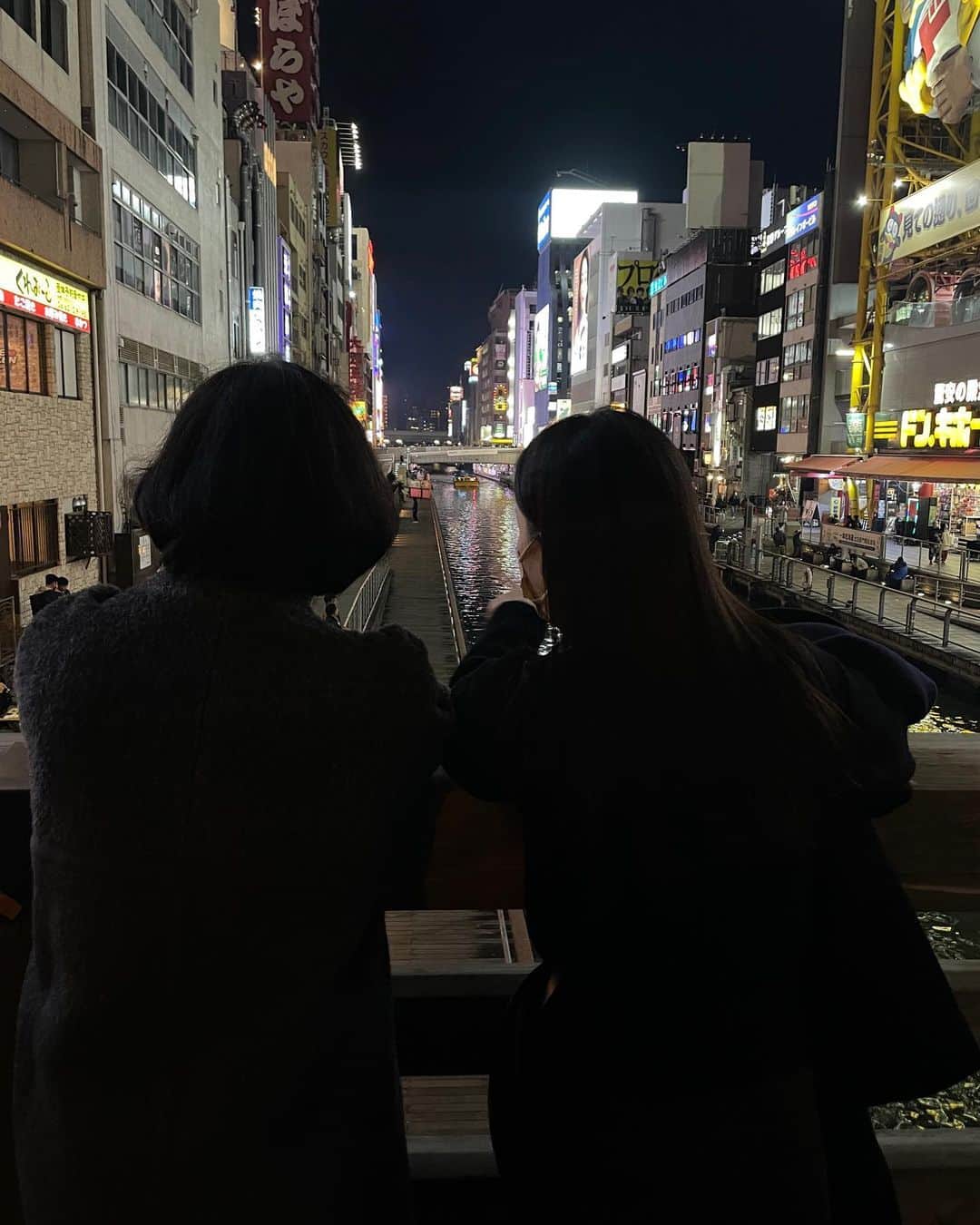 柿本絢菜 (24)さんのインスタグラム写真 - (柿本絢菜 (24)Instagram)「1年弱前の写真を見返してたら、そういや顔合わせの大阪旅行あげてなかったこと思い出した。  コロナのせいで顔合わせもせぬまま入籍し、やっと去年の12月に家族みんなで会えたんよなぁ。 うちの家族も、ジェスンの家族も相性抜群、お互いこの家族でよかったなぁってジェスンと言い合った。  ジェスンママパパをいつか大阪に連れて行こうっていう夢も叶った。ジェスンパパが「2人が行ってたあの居酒屋のウニが食べてみたい」もついに実現。四人でミナミの居酒屋で乾杯したのも良い思い出。  うちのお母さんの誕生日やったから、直接お祝いできたのも嬉しかった。(今年は行かれへんごめんなぁTT その代わり久しぶりに家族みんな揃う年末になるよ)  これからもっと家族が増えていき、少し落ち着いたらうちとジェスンの家族全員でハワイ行くのが夢。  (最後の写真、背景がマックスバリュなんがちょっと面白いけど😂しかもりな(妹)がオムツと大荷物持っててリアルママの買い出し感。笑) (今みたら3姉妹の中で私が一番背低いやん....😭)」10月24日 0時02分 - aa_2.8