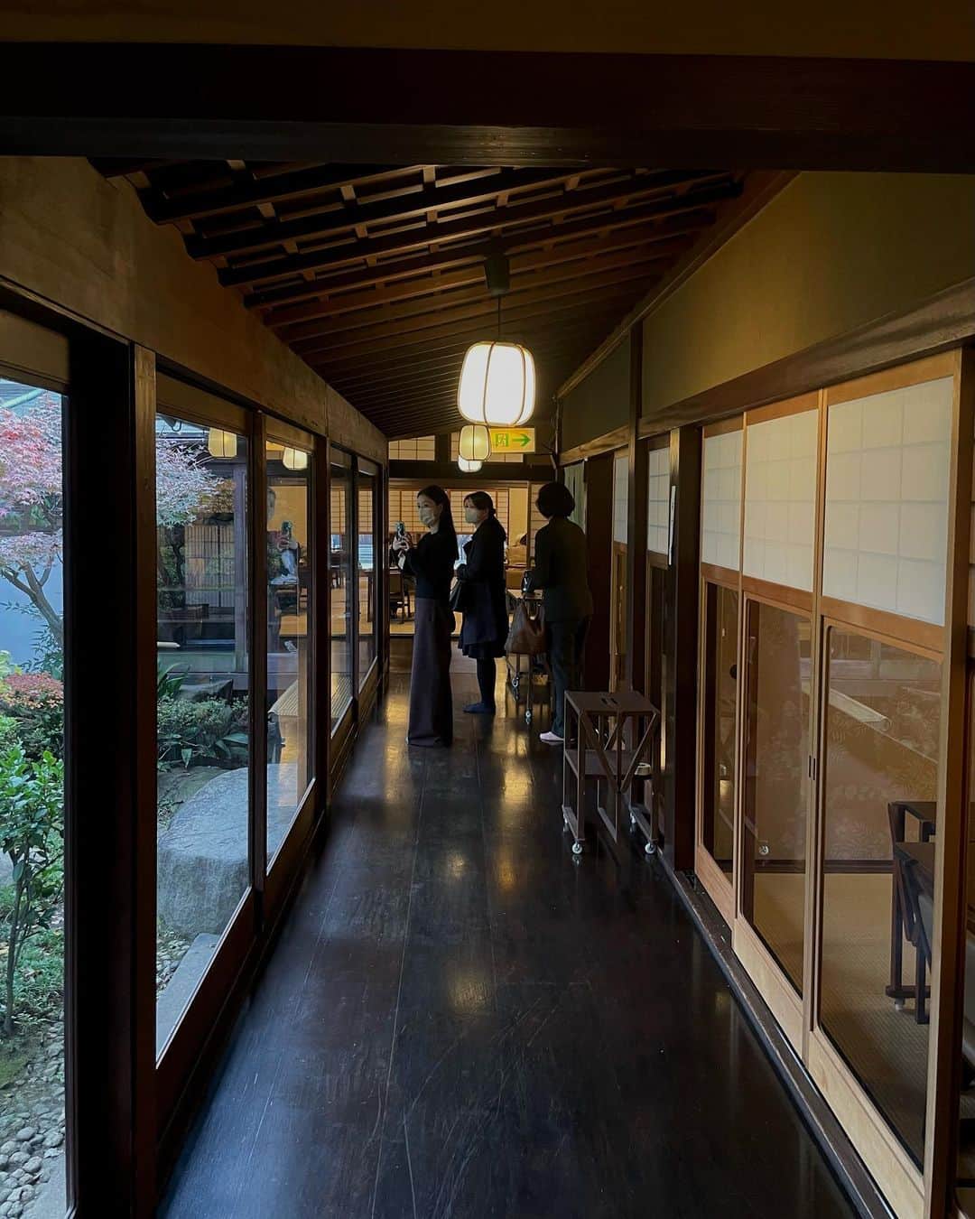 のインスタグラム：「1年弱前の写真を見返してたら、そういや顔合わせの大阪旅行あげてなかったこと思い出した。  コロナのせいで顔合わせもせぬまま入籍し、やっと去年の12月に家族みんなで会えたんよなぁ。 うちの家族も、ジェスンの家族も相性抜群、お互いこの家族でよかったなぁってジェスンと言い合った。  ジェスンママパパをいつか大阪に連れて行こうっていう夢も叶った。ジェスンパパが「2人が行ってたあの居酒屋のウニが食べてみたい」もついに実現。四人でミナミの居酒屋で乾杯したのも良い思い出。  うちのお母さんの誕生日やったから、直接お祝いできたのも嬉しかった。(今年は行かれへんごめんなぁTT その代わり久しぶりに家族みんな揃う年末になるよ)  これからもっと家族が増えていき、少し落ち着いたらうちとジェスンの家族全員でハワイ行くのが夢。  (最後の写真、背景がマックスバリュなんがちょっと面白いけど😂しかもりな(妹)がオムツと大荷物持っててリアルママの買い出し感。笑) (今みたら3姉妹の中で私が一番背低いやん....😭)」