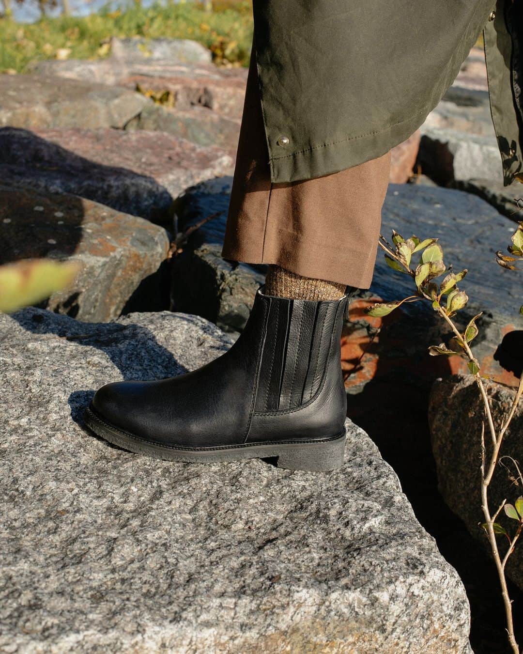 テーリポルキのインスタグラム：「NEW IN - Classic and timeless Chelsea boot with a new black crepe sole. Now available at terhipolkki.com . . #TERHIPÖLKKI #terhipölkkishoes #finnishdesign #sustainablefootwear #chelseaboots #boots #autumnstyle」