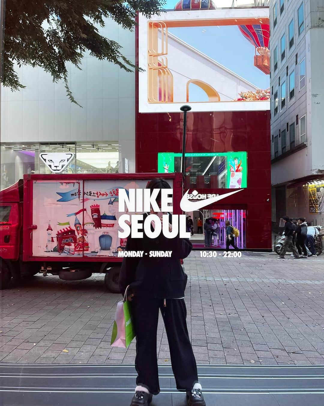 足立かりんのインスタグラム：「明洞🇰🇷 #nikeseoul  @nike_kr_  #matinkim  @matinkim_seoul  #gentlemonster  @gentlemonster  #maisonmargiela  @maisonmargiela  #👟#👕#🕶️ #明洞#shopping#滞在は割といつも短め#屋台は好き#あとタッカンマリな」