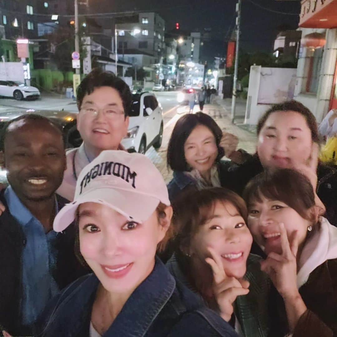 キム・ウォニさんのインスタグラム写真 - (キム・ウォニInstagram)「오랜만에 만나니 더 반가운 싸람들♡  사..사..사랑합니..드아 (아,닭살😆) 암튼 그래요~~~~ㅋ  #10년추억을함께한찐친구들 #얼마만인가요_쥬드목사님 #신촌세브란스_안철민쌤 #아이티선교팀 #노년을함께할사람들  #아지트같은민스키친」10月24日 0時05分 - wonhee_k