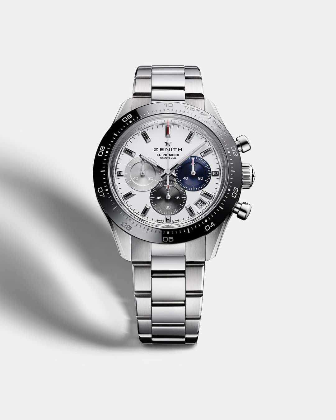 ゼニスのインスタグラム：「A contemporary design with subtle reminders of ZENITH's rich history: #ChronomasterSport combines elements of past chronographic references such as the tri-colour dial, pump-style pushers, and a steel bracelet with a black ceramic bezel, all in a modern 41 mm case.」