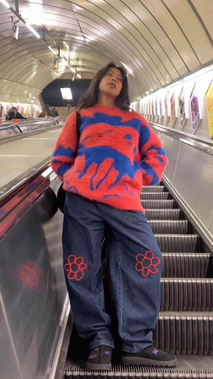 レイジー・オーフのインスタグラム：「An escalator is the perfect place for showing off your outfit, isn’t it? 💅 Shop our escualtor ‘fits on app, online and in our Carnaby store 🛒」