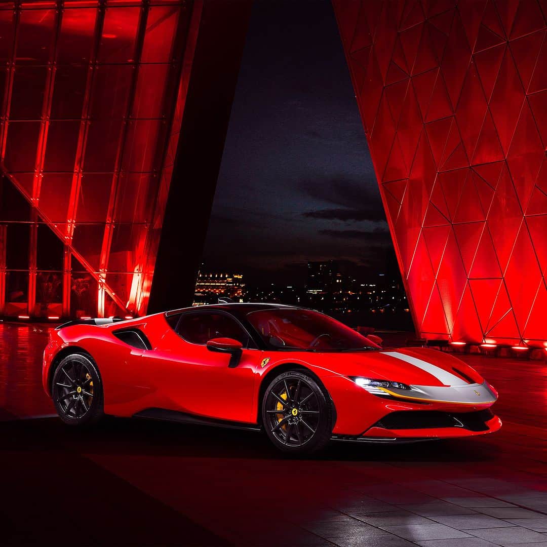 フェラーリのインスタグラム：「Red night boldness, only for the bravest.  #FerrariSF90Stradale #AssettoFiorano #Ferrari」