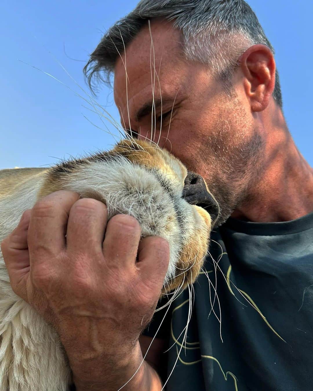 Kevin Richardson LionWhisperer さんのインスタグラム写真 - (Kevin Richardson LionWhisperer Instagram)「Gee whiskers where does the time go!  It’s your last chance to enter my foundation’s competition and win a trip to meet me and the lions here in South Africa! Competition is closing in 2 days time!  What can you win?  • 3x nights luxury accommodation at Kruger National Park • 2x nights at The Kevin Richardson Wildlife Sanctuary • A scenic helicopter flight over Dinokeng Game Reserve (thanks to Richard from @wildskiesaviation) • An unforgettable conservation experience with the anti-poaching team • A day with me and the lions at the sanctuary • 2x return flights from anywhere in the world Follow the Komi link in my bio to enter. Good luck! 🤞🏼 🍀  #partofthepride #pridemember @goodgoodgiving @kevinrichardsonfoundation」10月24日 0時17分 - lionwhisperersa