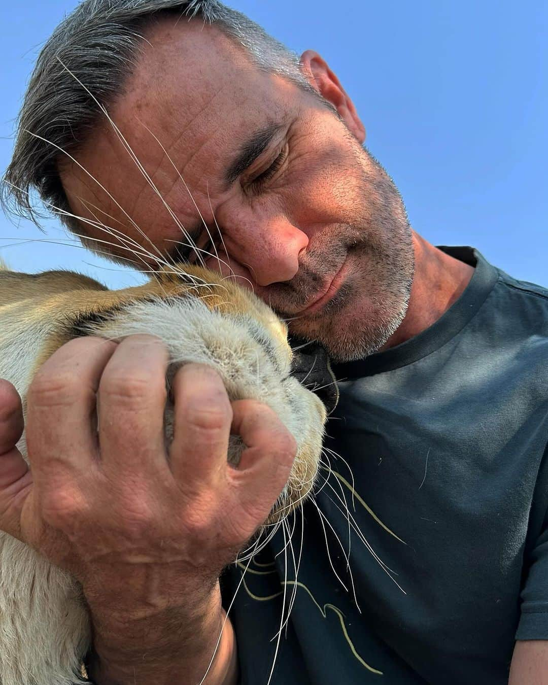 Kevin Richardson LionWhisperer さんのインスタグラム写真 - (Kevin Richardson LionWhisperer Instagram)「Gee whiskers where does the time go!  It’s your last chance to enter my foundation’s competition and win a trip to meet me and the lions here in South Africa! Competition is closing in 2 days time!  What can you win?  • 3x nights luxury accommodation at Kruger National Park • 2x nights at The Kevin Richardson Wildlife Sanctuary • A scenic helicopter flight over Dinokeng Game Reserve (thanks to Richard from @wildskiesaviation) • An unforgettable conservation experience with the anti-poaching team • A day with me and the lions at the sanctuary • 2x return flights from anywhere in the world Follow the Komi link in my bio to enter. Good luck! 🤞🏼 🍀  #partofthepride #pridemember @goodgoodgiving @kevinrichardsonfoundation」10月24日 0時17分 - lionwhisperersa