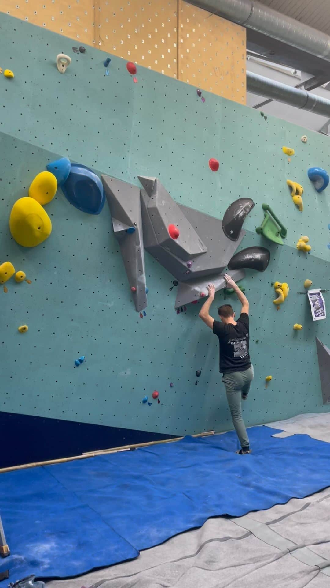 ジェレミー・ボンダーのインスタグラム：「Une journée d’ouverture à Arkose Nation… 🟣🔥🤙  #arkose #arkoseheroes #snapclimbing #beal #ffmeoccitanie #lasportiva」