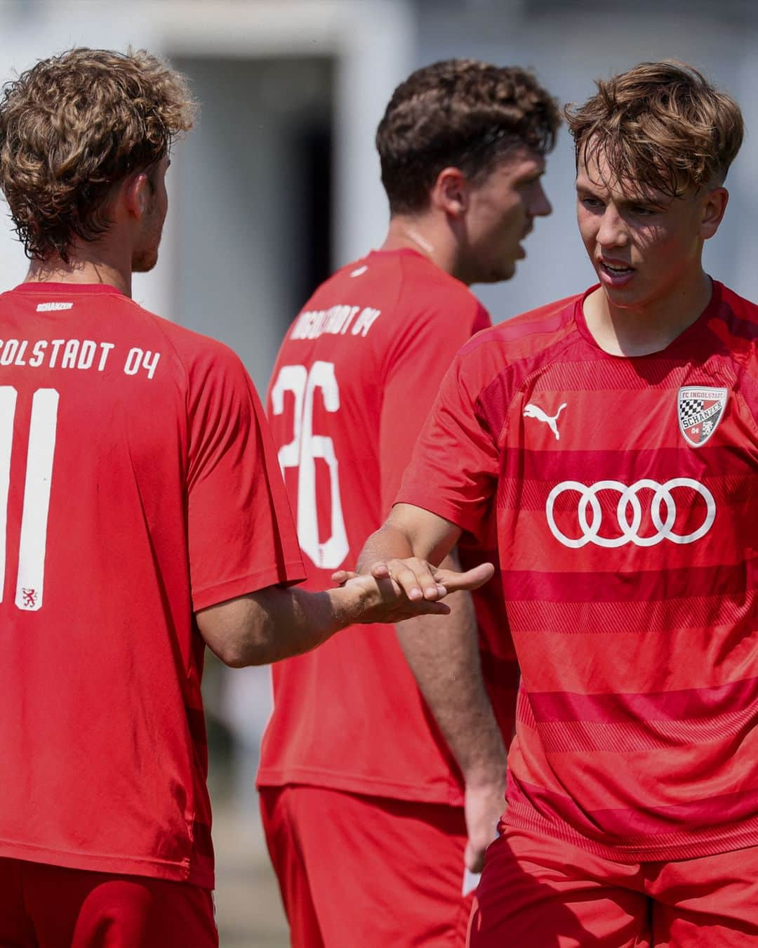 FCインゴルシュタット04のインスタグラム：「Starkes Comeback unserer ‚Zweiten‘: Nachdem @die.jungschanzer-U21 zwischenzeitlich mit 0:2 gegen den SV Donaustauf zurücklag, drehten die Schwarz-Roten die Partie noch zu ihren Gunsten und siegten mit 3:2. 💪 Die U16 sowie unsere C-Junioren waren ebenfalls erfolgreich und holten gegen den SC Fürstenfeldbruck und den FC Memmingen wichtige Punkte. Die @schanzerinnen unterlagen nach langer Siegesserie dagegen dem FSV Gütersloh im Top-Spiel. ⚫🔴 ___ Die Spielberichte findet ihr auf fci.de 📲  📸: @juergenkbumm . . #Schanzer #schanzerdassindwir #Schanzerfürimmer #ingolstadt #FCI #FCIngolstadt #soccer #fussball #football #futbol #Liga3 #3Liga #Jungschanzer #nachwuchs #talente #Schanzerinnen #bayernliga #bayernliganord #u21 #u19 #u16 #u15」