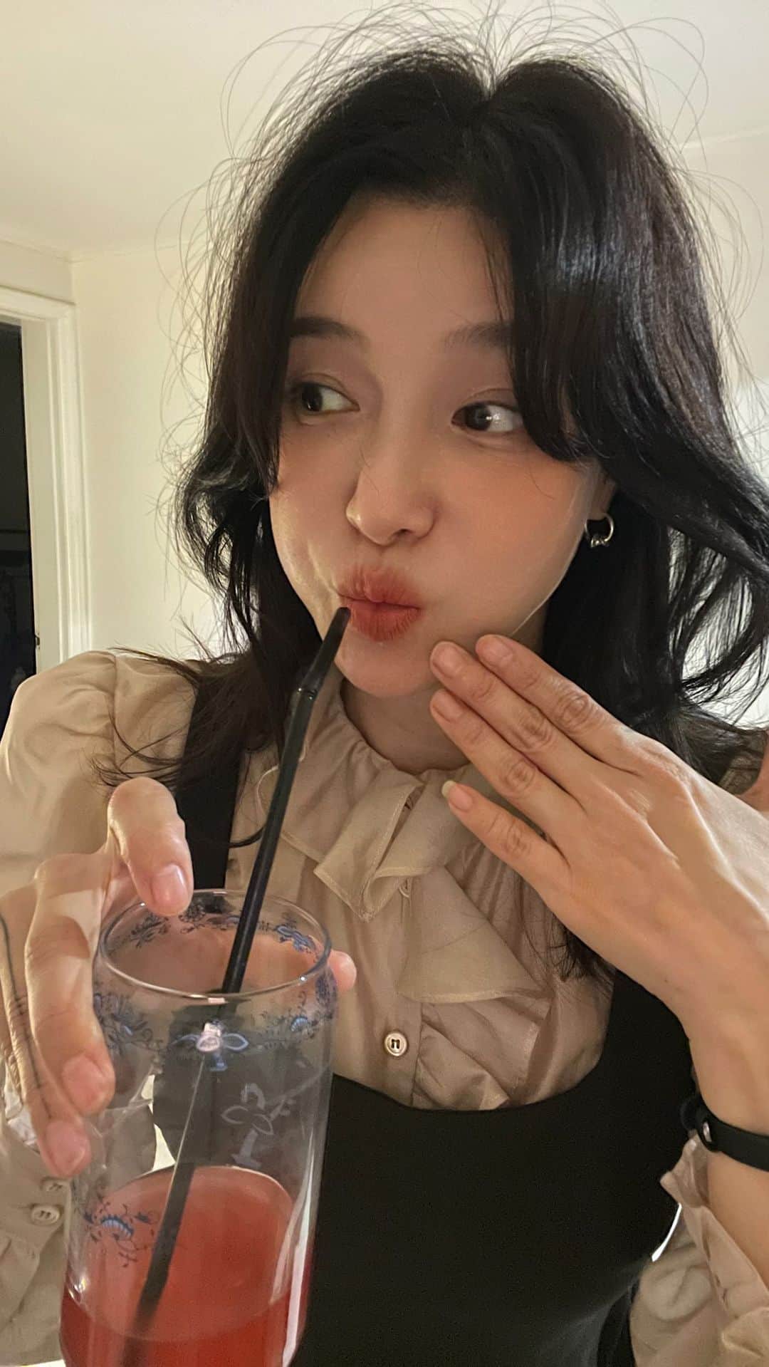 nanaのインスタグラム：「정보 입력중…  볼타치는 페리파라 잉크 피팅 새도우 3호 모닝토스트  립은 먼저 롬앤 제로 매트 09 쉘누드 (스머징을 잘 해주세요 옆으로 옆으로 퍼지게 해야 예뿡) 두번째는 롬앤 제로 벨벳틴트 22그레인누드(안쪽에만 살짝쿵)  당분간 사투리금지🫣」