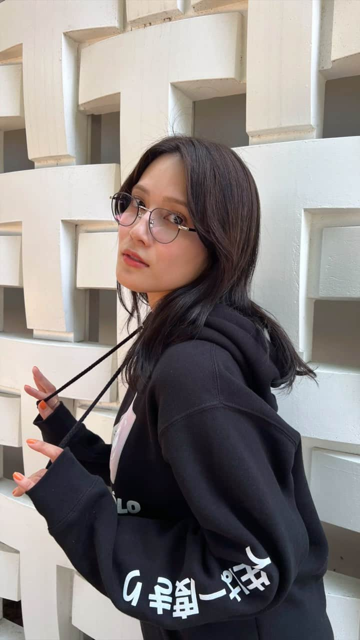 入山杏奈のインスタグラム：「Viajar nunca pasará de moda✈️🖤 ¡Llévanla en su próximo viaje!」