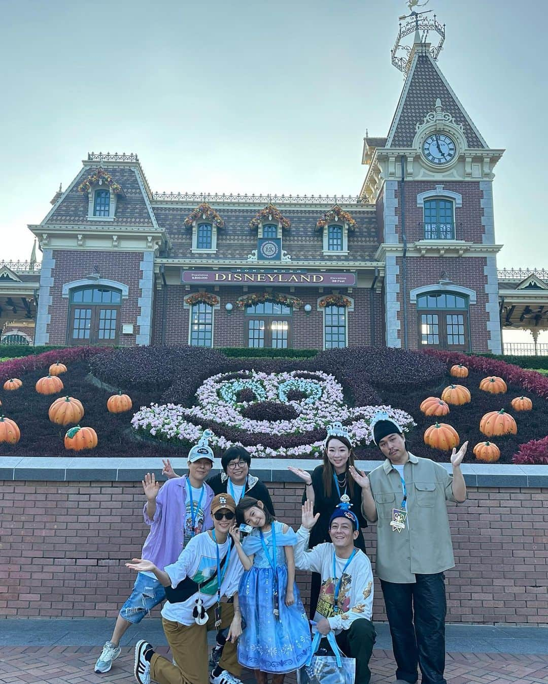 陳冠希さんのインスタグラム写真 - (陳冠希Instagram)「THANK YOU @hkdisneyland FOR ALLOWING ALAIA AND HER CREW TO BE THE FIRST FEW PPL TO VISIT ARENDELLE !!!!! SUPER MAGICAL EVENING !!!!! HIGHLY RECCOMEND TO PPL OF ALL AGES !!!!! #WorldOfFrozen #ForTheFirstTimeInNovember #LetItGo #LetItGoLikeNeverBefore #DisneyMomentsHK #HKDisneyland @shupeicute @hamida_ha @djprepare @hammichelle @niemster @alaiachen」10月24日 0時32分 - edisonchen