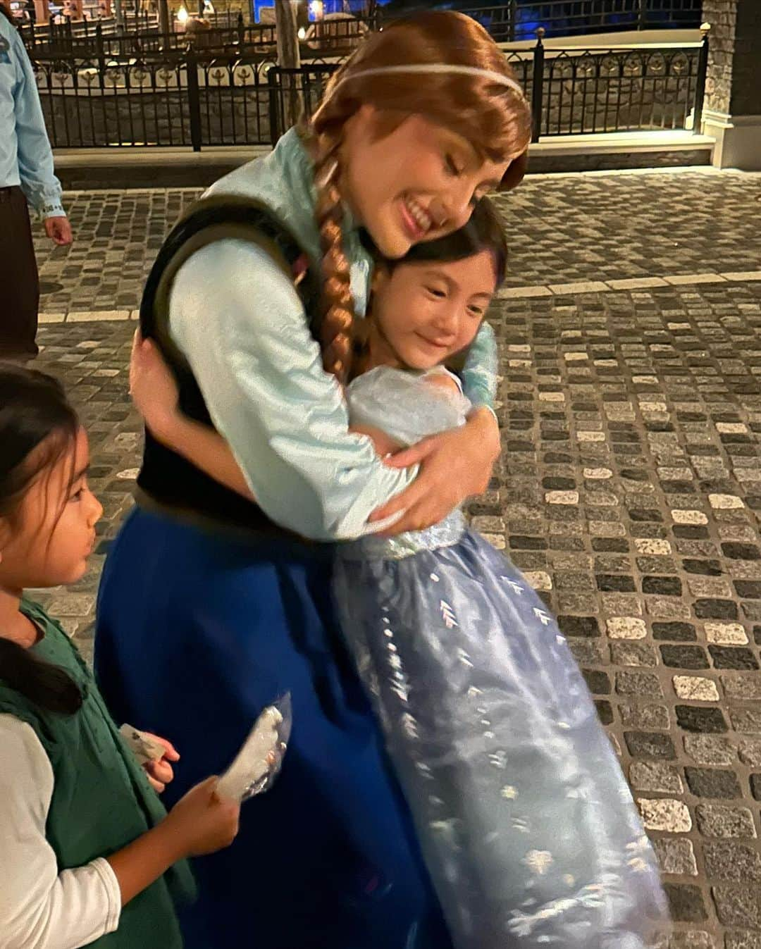 陳冠希さんのインスタグラム写真 - (陳冠希Instagram)「THANK YOU @hkdisneyland FOR ALLOWING ALAIA AND HER CREW TO BE THE FIRST FEW PPL TO VISIT ARENDELLE !!!!! SUPER MAGICAL EVENING !!!!! HIGHLY RECCOMEND TO PPL OF ALL AGES !!!!! #WorldOfFrozen #ForTheFirstTimeInNovember #LetItGo #LetItGoLikeNeverBefore #DisneyMomentsHK #HKDisneyland @shupeicute @hamida_ha @djprepare @hammichelle @niemster @alaiachen」10月24日 0時32分 - edisonchen