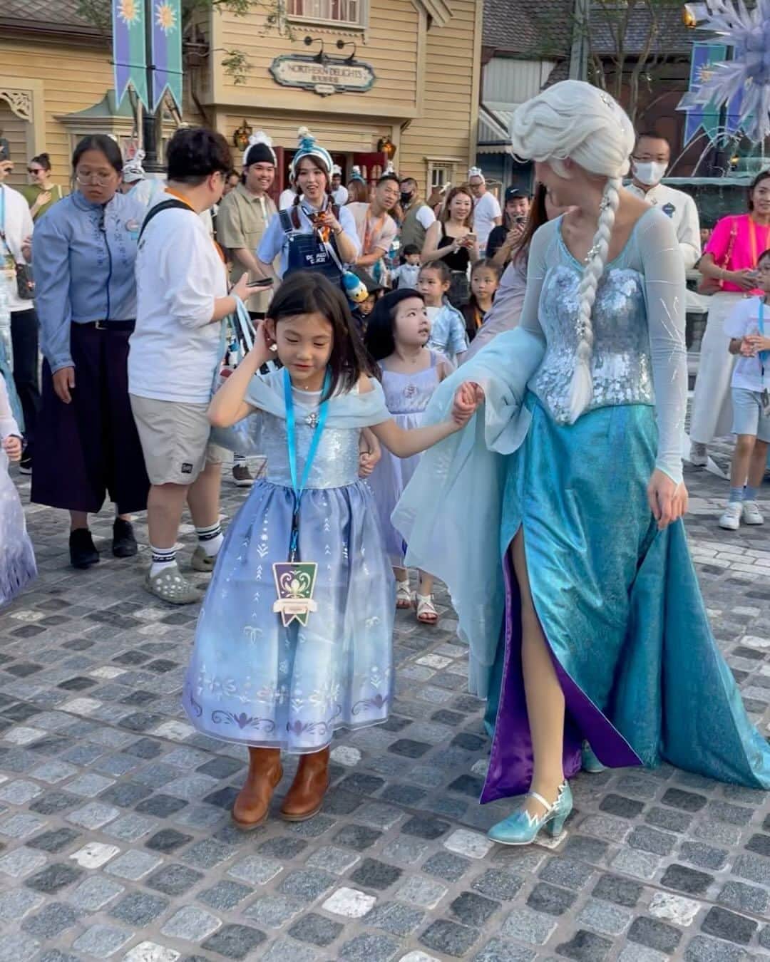 陳冠希のインスタグラム：「THANK YOU @hkdisneyland FOR ALLOWING ALAIA AND HER CREW TO BE THE FIRST FEW PPL TO VISIT ARENDELLE !!!!! SUPER MAGICAL EVENING !!!!! HIGHLY RECCOMEND TO PPL OF ALL AGES !!!!! #WorldOfFrozen #ForTheFirstTimeInNovember #LetItGo #LetItGoLikeNeverBefore #DisneyMomentsHK #HKDisneyland @shupeicute @hamida_ha @djprepare @hammichelle @niemster @alaiachen」