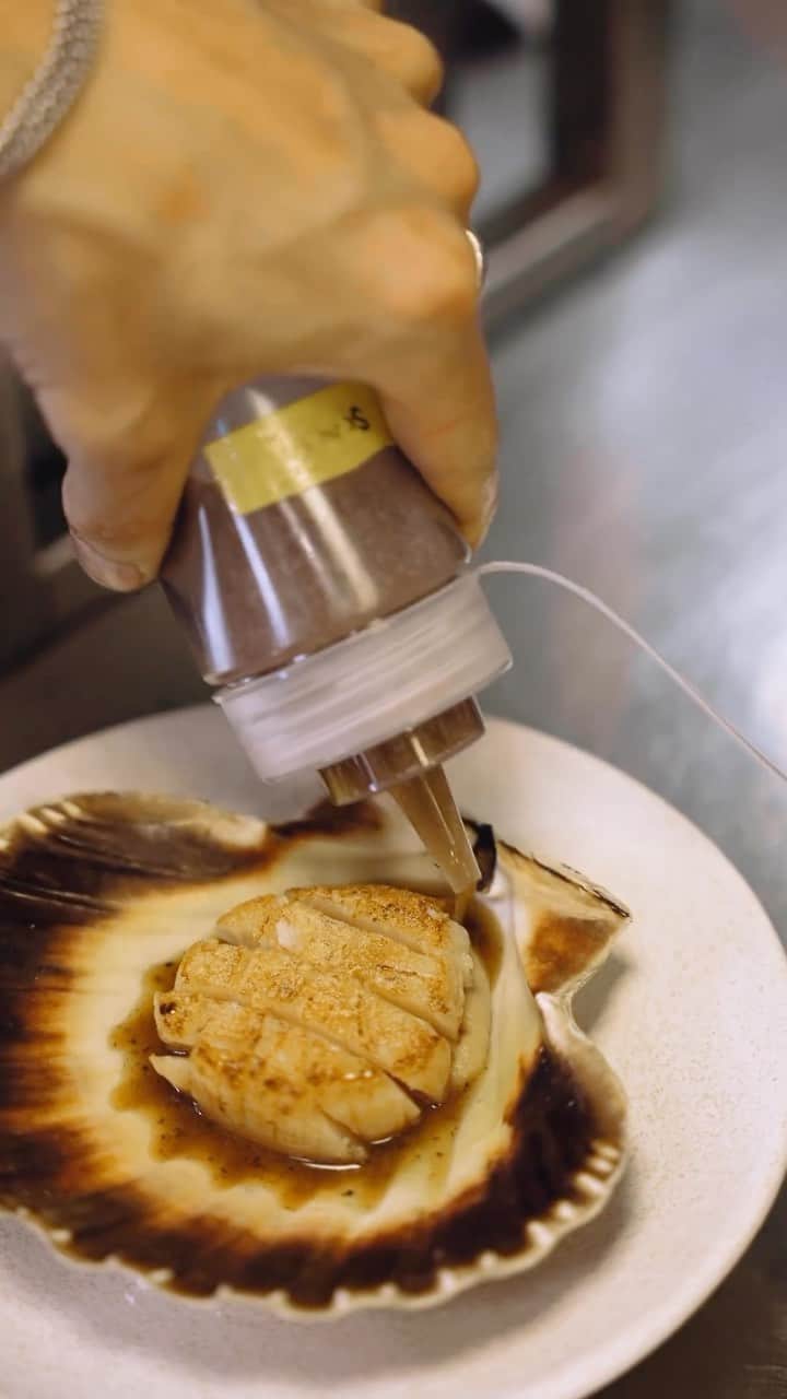セルフリッジズのインスタグラム：「“These scallops are the best of the best, not only the most supreme quality, but harvested in a way that does no damage to the delicate marine ecosystem.“  Chef @jackson_boxer’s XL diver scallops with roast artichoke, autumn truffle are prepared by grilling, then seasoning with a powder made from their salted and dried coral. Once cooked they are sliced and served with a concentrated puree of caramelised artichokes, and a deep broth made from rice wine, seaweed, dried mushrooms, roasted artichoke skins, and autumnal black truffles.  Find Jackson Boxer at The Corner on 2 in #SelfridgesLondon. Tap the link in bio to book a table.」