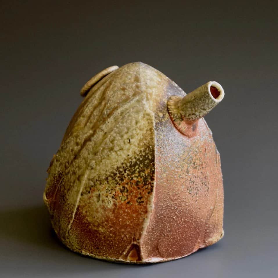 佐竹晃のインスタグラム：「Wood fired pourer www.akirasatake.com or link in my bio #akirasatakeceramics #clay  #asheville  #gallerymugen  #陶芸 #陶芸家  #佐竹晃 #ceramics #pottery #japanese #japanesepottery #tougei」
