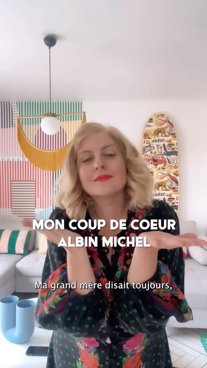 Elisaのインスタグラム：「Collaboration commerciale rémunérée avec @editionsalbinmichel   J’ai le plaisir de vous présenter mon nouveau coup de cœur du mois chez Albin Michel !  Un livre un peu différent des romans dans lesquels je me plonge habituellement mais qui m’a beaucoup plu! J’espère vous donner envie de le lire… Et cette fois ci, j’aimerais proposer à l’un.e d’entre vous de, peut-être, remporter ce colis lecture. Pour participer ?! Rien de compliqué : il vous faut liker cette vidéo et écrire un petit mot !  Je vous embrasse  Elisa」