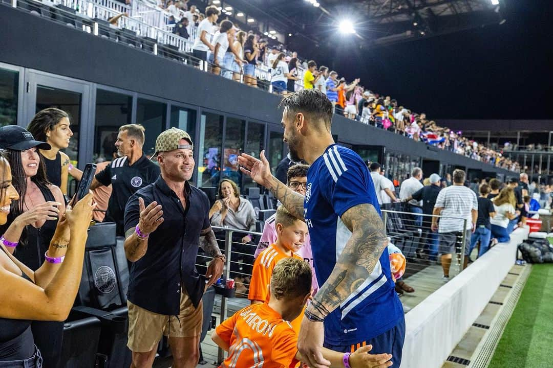 ジェフ・キャメロンさんのインスタグラム写真 - (ジェフ・キャメロンInstagram)「Have you met my good friend @geoffcameron , a true titan of the game, who has graced the highest levels of the Premier League, MLS, and proudly represented our country in the World Cup as a part of the US national team?   Together, we navigate life's challenges with the same resilience and determination that Geoff has displayed on the world stage. Our journey is a testament to the profound impact that friendship, loyalty and support, can have on personal and professional success.  Wait until you see what's coming next 👀!   Drop a ⚽️ to show him some love!」10月24日 0時41分 - geoffcameron