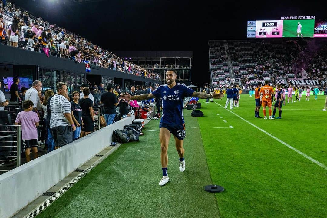 ジェフ・キャメロンさんのインスタグラム写真 - (ジェフ・キャメロンInstagram)「Have you met my good friend @geoffcameron , a true titan of the game, who has graced the highest levels of the Premier League, MLS, and proudly represented our country in the World Cup as a part of the US national team?   Together, we navigate life's challenges with the same resilience and determination that Geoff has displayed on the world stage. Our journey is a testament to the profound impact that friendship, loyalty and support, can have on personal and professional success.  Wait until you see what's coming next 👀!   Drop a ⚽️ to show him some love!」10月24日 0時41分 - geoffcameron