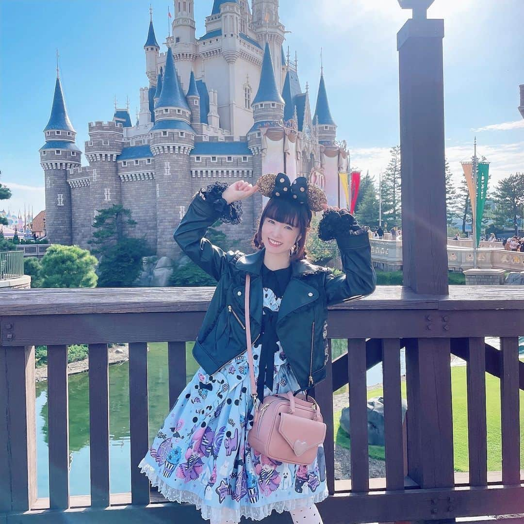 永井杏樹のインスタグラム：「  🏰👸🌈💭👻  #ロリータ #ロリータファッション #lolita #kawaii  #lolitafashion #kawaiifashion #angelicpretty #アンジェリックプリティ #happyhalloween  #halloween #ハロウィン #ハロウィンコーデ #ディズニーコーデ #ディズニーカチューシャ #ディズニー #ディズニーランド #永井杏樹 #アイドル #ミルハニ」