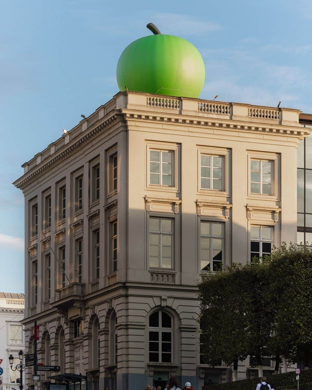 デルボーのインスタグラム：「After a 6 month renovation, the Magritte Museum once again opens its doors to the public. One of Magritte’s (and our) favourite motifs -- the humble apple, elevated here to the monumental -- represents a multitude of ideas. But for now its most powerful function is to add a little joy to the Brussels skyline.⁣ ⁣ #Delvauxmagritte⁣ #DelvauxLamour⁣ #Delvaux ⁣」