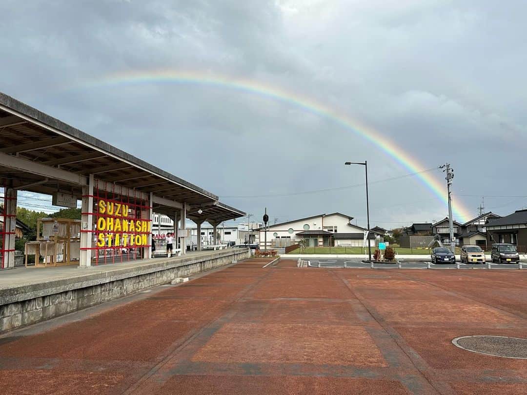 津田大介さんのインスタグラム写真 - (津田大介Instagram)「奥能登国際芸術祭来てるんだけど、珠洲駅に着いてちょっと休んでいたら出発するタイミングですげえ大きな、近い虹🌈が出ていたのであった。」10月24日 0時48分 - tsuda