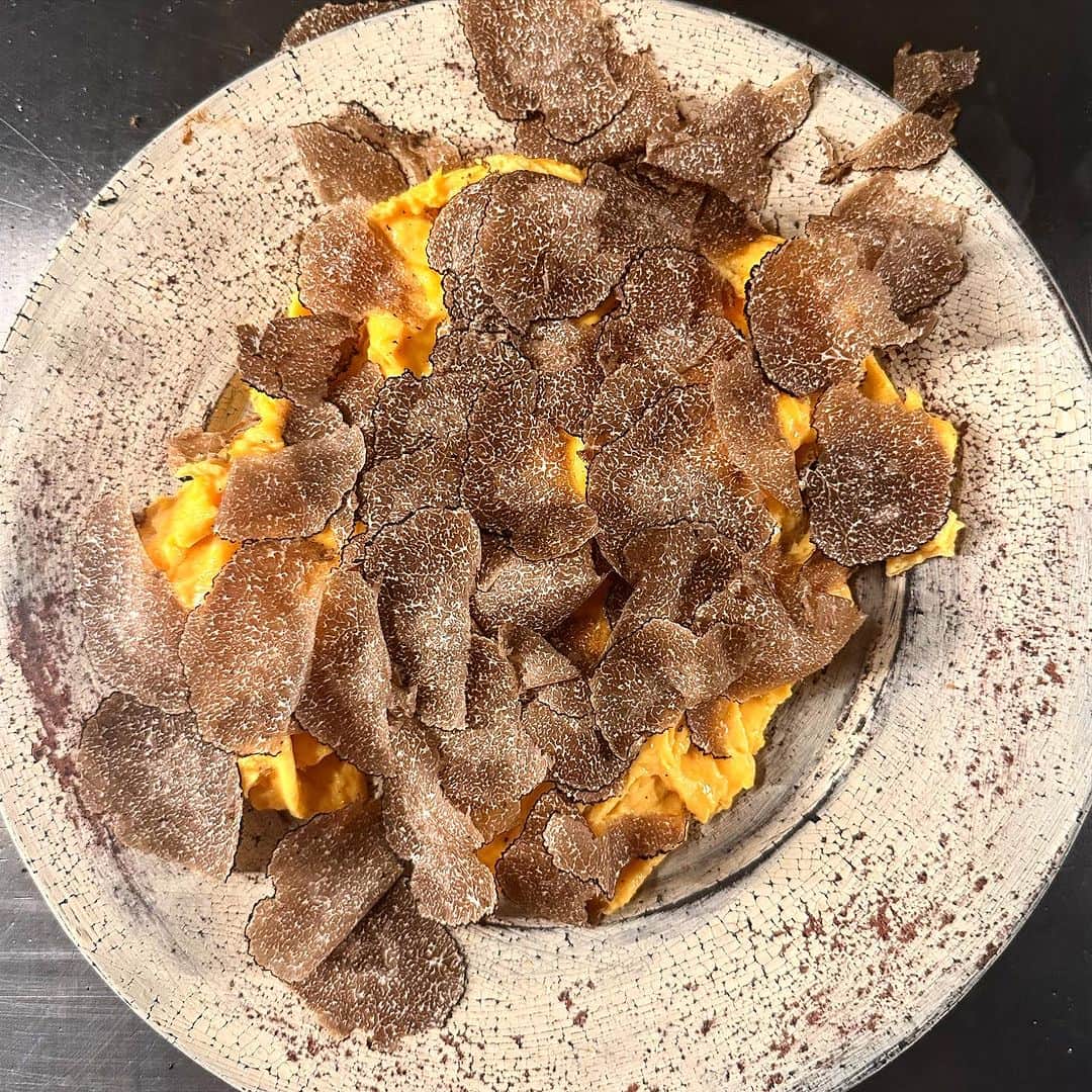 HAMADAHISATOさんのインスタグラム写真 - (HAMADAHISATOInstagram)「MY REGULAR BREAKFAST OMELETTE IS LIKE …  . #wagyumafia #breakfast #omelette lette #truffle」10月24日 11時47分 - wagyumafia