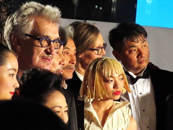 アオイヤマダさんのインスタグラム写真 - (アオイヤマダInstagram)「ヴィムさん、昨日も笑顔で手を広げて、 日本をだきしめてくれました。 日本に到着して数時間とは思えないほど、おおらかで、 ジョークを言って、みんなの心をほっとさせてくれます。  東京国際映画祭2023 登壇させて頂き、光栄でした。 ありがとうございました。  日本の伝統工芸品　 宇陀紙のドレスは、ヴィムさんも喜んでくださいました。 costume @udagami.costume  Hairmakeup @noboruok   『PERFECT DAYS』日本公開は12/22です。  #東京国際映画祭　10/23〜11/1 #PERFECTDAYS #WimWenders #TakumaTakasaki」10月24日 11時48分 - aoiyamada0624