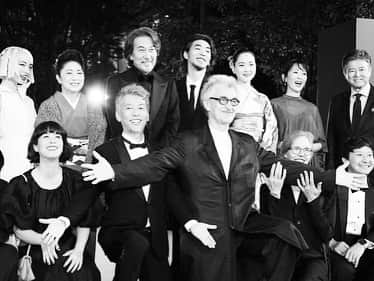 アオイヤマダさんのインスタグラム写真 - (アオイヤマダInstagram)「ヴィムさん、昨日も笑顔で手を広げて、 日本をだきしめてくれました。 日本に到着して数時間とは思えないほど、おおらかで、 ジョークを言って、みんなの心をほっとさせてくれます。  東京国際映画祭2023 登壇させて頂き、光栄でした。 ありがとうございました。  日本の伝統工芸品　 宇陀紙のドレスは、ヴィムさんも喜んでくださいました。 costume @udagami.costume  Hairmakeup @noboruok   『PERFECT DAYS』日本公開は12/22です。  #東京国際映画祭　10/23〜11/1 #PERFECTDAYS #WimWenders #TakumaTakasaki」10月24日 11時48分 - aoiyamada0624