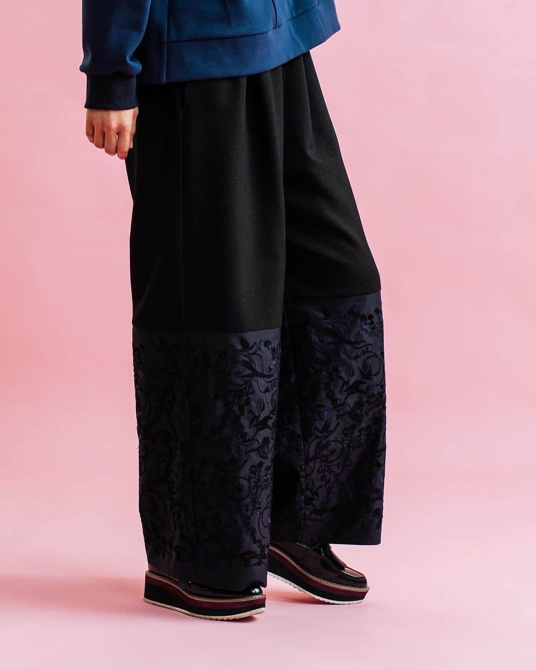 のインスタグラム：「New arrivals  Kittle.original ⁡ ひざ下から裾にかけて贅沢に刺繍の生地を使用しております。 ウエストがオールゴムで紐で調節が可能です。カジュアルにもきれいめにもお使いいただけるパンツです。 裾に向かって少し広がってますが、ひざ下から切替で刺繍生地を使用しているのでメリハリがあります。 ニットやカジュアルにパーカーにも合うので幅がきくワイドパンツです。 ⁡ 【LINE友達追加でオンラインストア限定のお得なクーポンもらえます】 https://lin.ee/Cc44uMv ⁡ #kittle #kittleto ⁡ 【𝗈𝗇𝗅𝗂𝗇𝖾 𝗌𝗍𝗈𝗋𝖾】 𝗁𝗍𝗍𝗉𝗌://𝗄𝗂𝗍𝗍𝗅𝖾𝗍𝗈.𝖼𝗈𝗆 𝖭𝖾𝗐 𝖺𝗋𝗋𝗂𝗏𝖺𝗅𝗌 →𝖤𝗏𝖾𝗋𝗒 𝖥𝗋𝗂𝖽𝖺𝗒 𝖯𝖬𝟩」