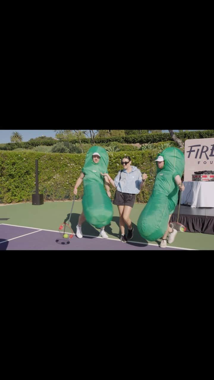 ケイティ・ペリーのインスタグラム：「My mom brought (maybe even forced) her love for pickleball upon our family, and now we’ve decided to use those pickle powers for good ⚡️  Yesterday @fireworkfoundation had our inaugural Light Up The Court pickleball tournament in Santa Barbara to raise money for scholarships, more camps, and programming to bring the arts to kids from underserved communities! (And not to brag, but I totally beat @OrlandoBloom in front of everyone too 😈🙃)  I’d like to send a huge and sincere thank you to all who participated in the tournament, bought a ticket, volunteered, donated, and showed their support from near and far.   Thank you to our sponsors for making our pickle dreams come true: Direct Management Group @celsiusofficial NKSFB @gt_law @stanley_brand @civileapparel @selkirksport @malkorganics @jdsportsus  You’ve all helped ignite the light in some amazing kids. See you next year! 🎇🎆🫶🏻」