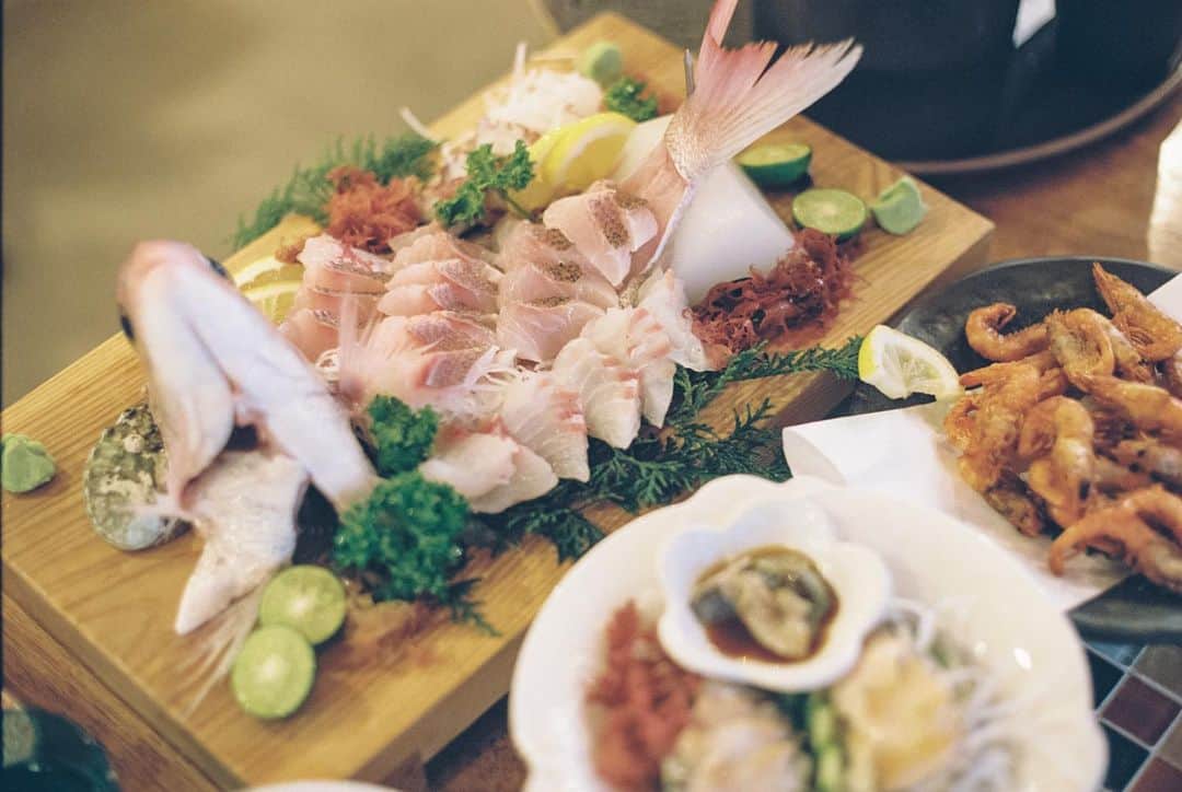 小川紗良さんのインスタグラム写真 - (小川紗良Instagram)「「地元の人はこう食べる」って言葉にハズレなし。  イワシの刺身に島みかんを絞って、酢味噌でいただく。またひとつ、食の解像度が上がった瞬間🐟  @siosai.akune   #film #filmphotography #fish #fresh #sea #ocean #魚 #刺身 #イワシ #阿久根」10月24日 10時22分 - iam_ogawasara