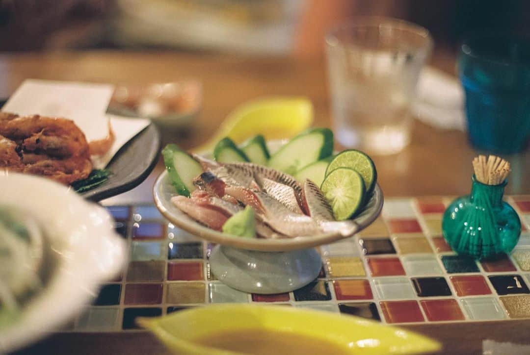 小川紗良さんのインスタグラム写真 - (小川紗良Instagram)「「地元の人はこう食べる」って言葉にハズレなし。  イワシの刺身に島みかんを絞って、酢味噌でいただく。またひとつ、食の解像度が上がった瞬間🐟  @siosai.akune   #film #filmphotography #fish #fresh #sea #ocean #魚 #刺身 #イワシ #阿久根」10月24日 10時22分 - iam_ogawasara