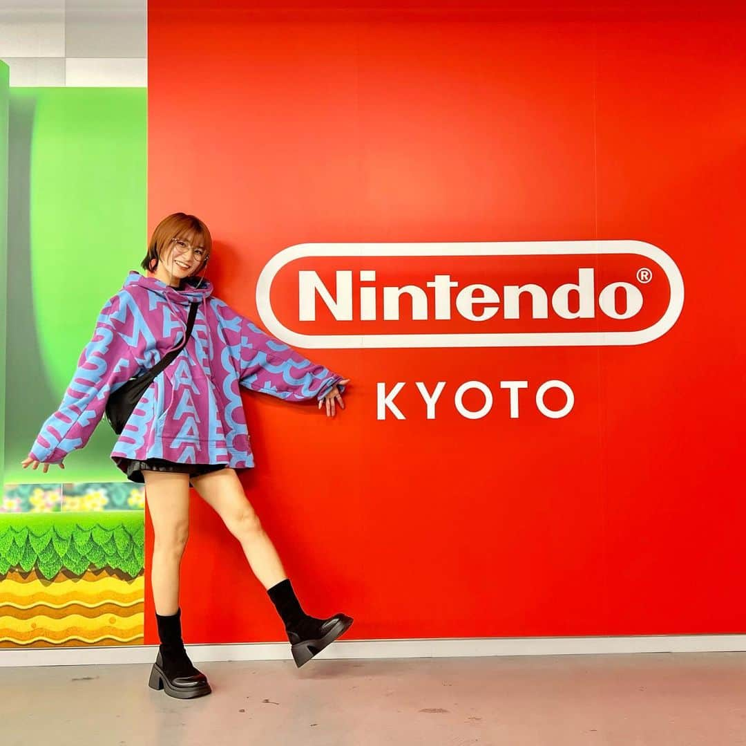 来栖うさこのインスタグラム：「. . . Nintendo KYOTO🇯🇵  いってきたあああああ！！  オープンして間もないから 整理券必須なんやけど、  整理券さえ取っちゃえば スムーズに入れたよ！大満足😳🩷  まじで最高なフォトスポット満載だったから 小出しで写真載せていくう😚❤️💚  #nintendo #nintendostore  #nintendokyoto #任天堂京都 #任天堂ストア京都 #supermario  #京都 #kyoto #マークジェイコブス」