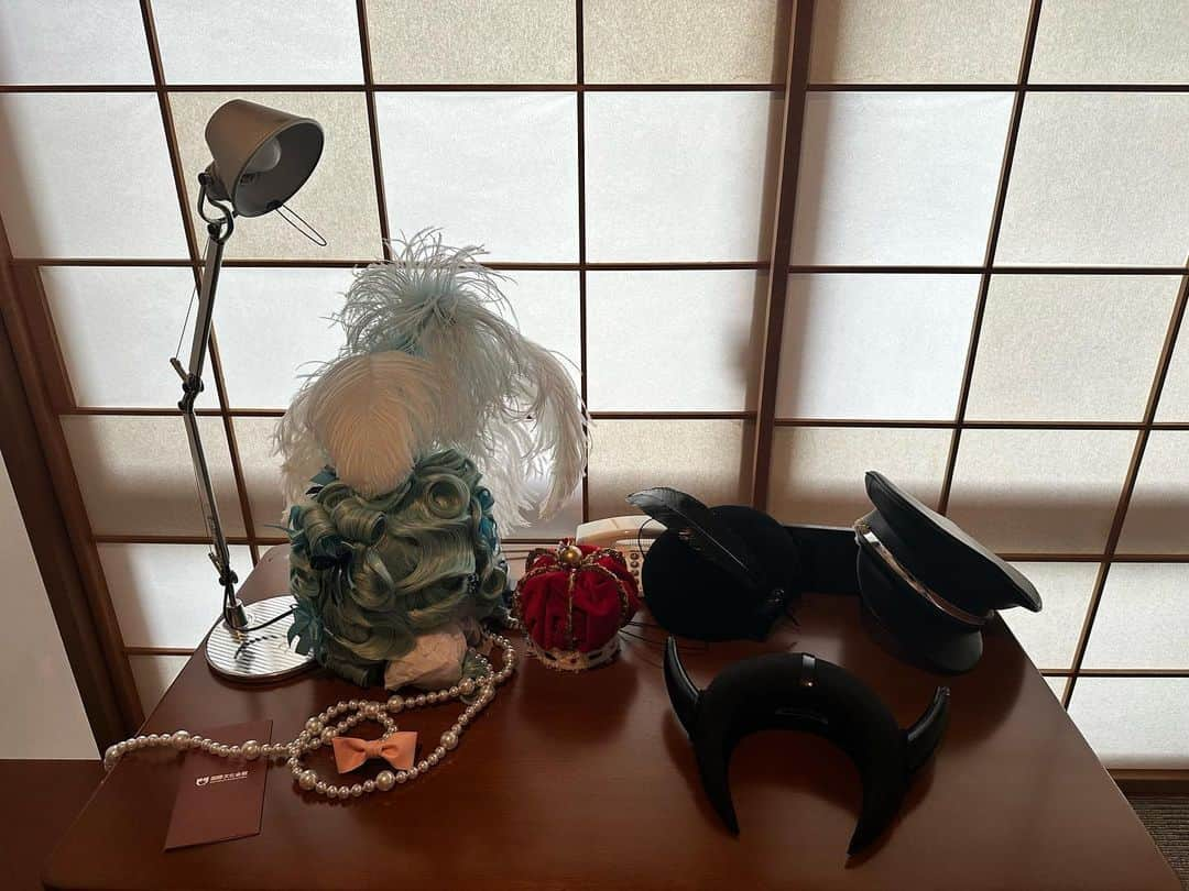 オランピアルタンのインスタグラム：「Some of the beautiful hats @stephenjonesmillinery made for @sukeban_world 👒🎌🩵 #thisissukeban」