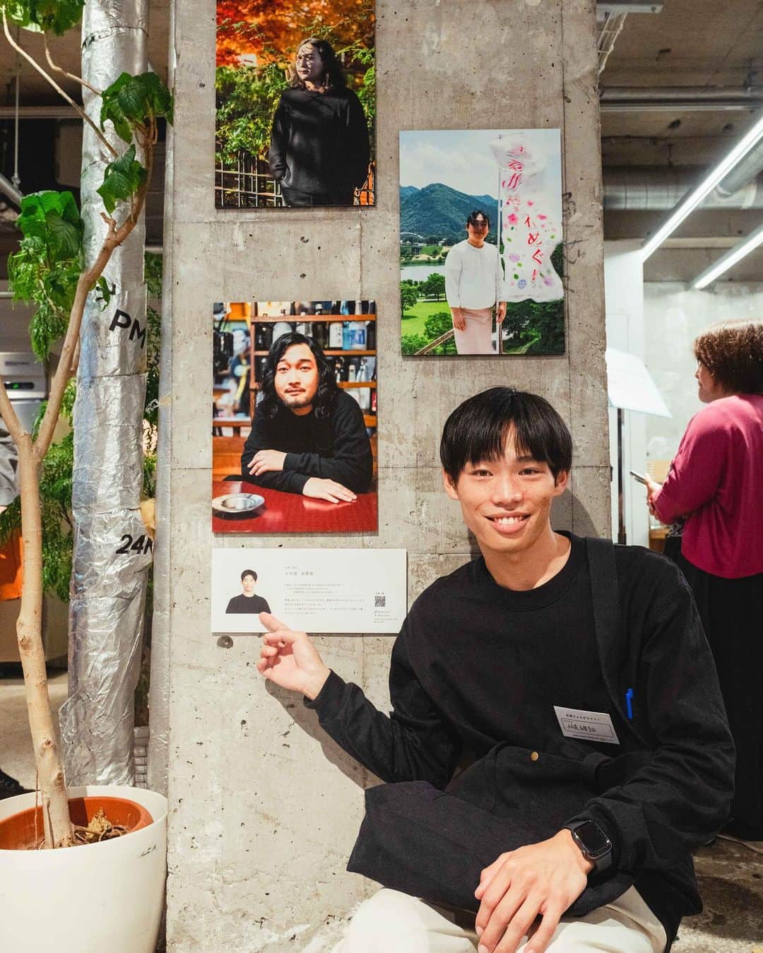 のインスタグラム：「NICOSTOPフェス2023！ 出典フォトグラファーとしてフォトグラフを出展させてもらいました！皆さんの息を呑むような写真が飾られている中で僕は賀屋の写真を3枚提出！おかしい！よく観に来てくださいましたありがとうという気持ち！たくさんの方とお話しできて嬉しかったですまた機会ありましたらぜひ！最後の写真はサインと交換できるクッキー！めちゃくちゃ美味しかった！」