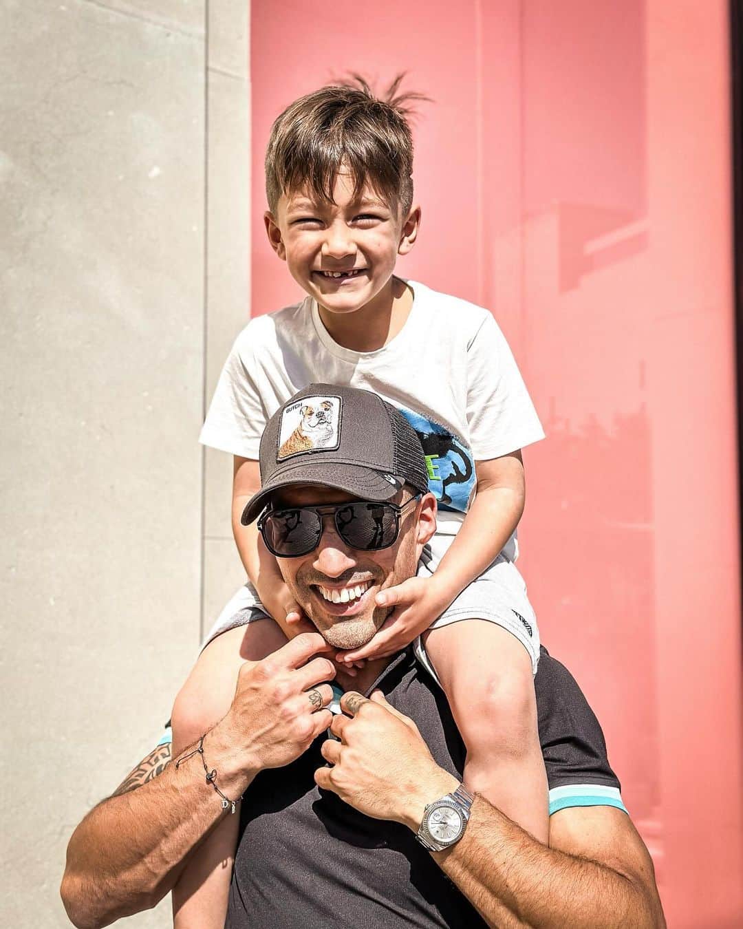のインスタグラム：「Muy feliz cumpleaños al SONRISITA de la casa, al CAPRICHOSITO de los hermanos y de papis 🤕❤️   Enanito hermoso que seas muy feliz, siempre con esa sonrisita 😀   FELIZ 5 añitos LAUTI! Te amamos mucho! 🎂🎁」