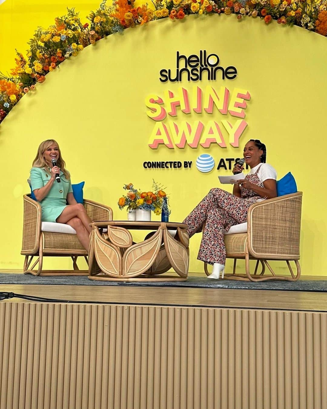 リース・ウィザースプーンのインスタグラム：「What an INCREDIBLE day our very first @hellosunshine Shine Away event was!!! ☀️☀️☀️ So many special, inspiring moments with all the amazing guests, speakers and attendees. THANK YOU so much to everyone who joined us!! Getting to watch women connect and empower each other was an absolute dream come true. When women stand together we can change the world ✨」