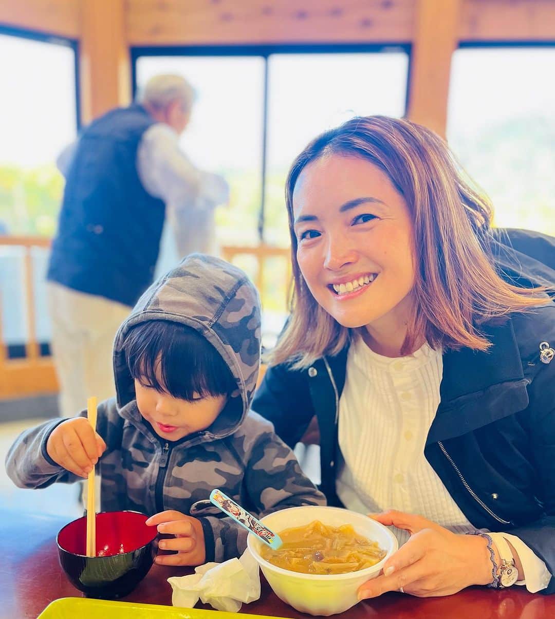 清澤恵美子さんのインスタグラム写真 - (清澤恵美子Instagram)「鳴子峡の紅葉🍁気持ち良かった🤩😍  奥にある山は鳴子スキー場があった場所！ 今はありませんが、私の初めての全国大会の場所☺️ この大会こそ、私が憧れた全国の強者達に出逢えて、本気でスキーに向かい合うきっかけになった場所☺️ 自分を思い出して心が洗われました🍁🍁🍁🍁　  キノコ汁もいも汁も美味しかった😍 私の大好きなつや姫米も美味しかった🥹🥹🥹」10月24日 10時49分 - kiyosawaemiko