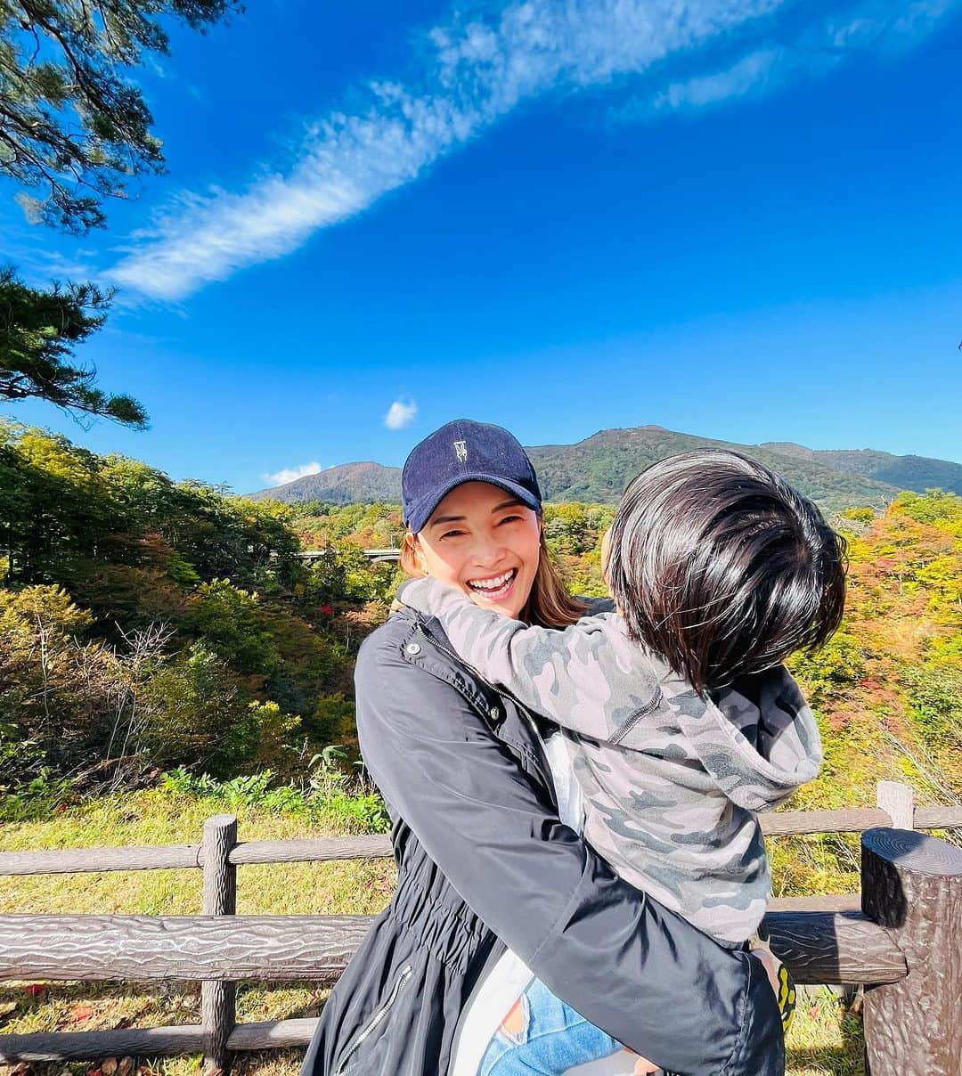 清澤恵美子のインスタグラム：「鳴子峡の紅葉🍁気持ち良かった🤩😍  奥にある山は鳴子スキー場があった場所！ 今はありませんが、私の初めての全国大会の場所☺️ この大会こそ、私が憧れた全国の強者達に出逢えて、本気でスキーに向かい合うきっかけになった場所☺️ 自分を思い出して心が洗われました🍁🍁🍁🍁　  キノコ汁もいも汁も美味しかった😍 私の大好きなつや姫米も美味しかった🥹🥹🥹」