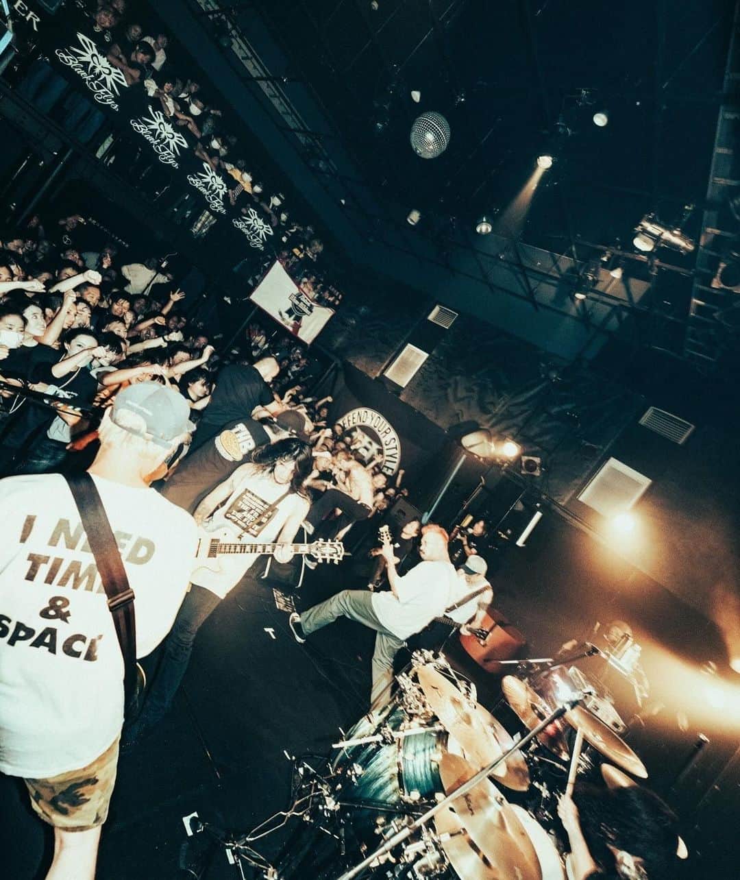 T$UYO$HIさんのインスタグラム写真 - (T$UYO$HIInstagram)「. 47AREAS 29本目 盟友SHADOWSと しかも水戸ライトハウス  学祭終わりのスサシも駆けつけ 本番前から楽屋は良きテンション そのままの本番はそりゃー爆発するよね アンコールのNIRVANAカヴァーも 最高に楽しかったー！！w  またDYSもやりたいね  photo @nekoze_photo   #thebonez #shadows #dys #defendyourstyle  #20240406幕張メッセ」10月24日 11時04分 - tsuyoshi_ptp