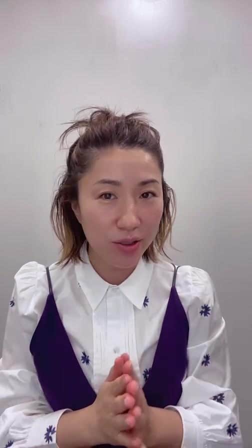 のインスタグラム：「支度ライブ スキンケア&ヘアセット♡  ⭐️ヘアバームは @demi_jp_official  ウタウ シアーエッセンスバームです🫶🏻  今夜は20:00 YouTubeライブです❤️ お待ちしています🙌」