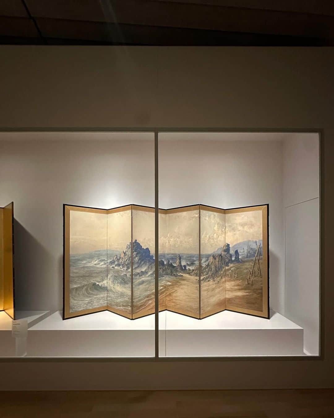 菊乃さんのインスタグラム写真 - (菊乃Instagram)「箱根の国立公園のなか、みどりを抜けると見えてくる、光と緑でできたポーラ美術館。開催中の 「シン・ジャパニーズ・ペインティング　革新の日本画  横山大観、杉山寧から現代の作家まで」を鑑賞しにやってきました。 日本画の誕生、概念、独特の表現形式や秘められた可能性など、いままで触れることのなかった「日本画」を知ることができる展示です。現代の作家さんたちによる作品も素晴らしかったな。  ポーラ美術館の建物そのものの美しさにもやられてしまった！自然にとけこむ建物はまるで幻みたいで、もはやよく見ないと見えなくて、本当はそこに存在しないみたいな、美術と自然の共生を追求した建築がとても美しかったです。 日本画に使われる伝統的な顔料などが見られる展示も興味深かった！  #ポーラ美術館 #polamuseumofart #シンジャパニーズペインティング #shinjapanesepainting #PR」10月24日 10時57分 - kiki_sun