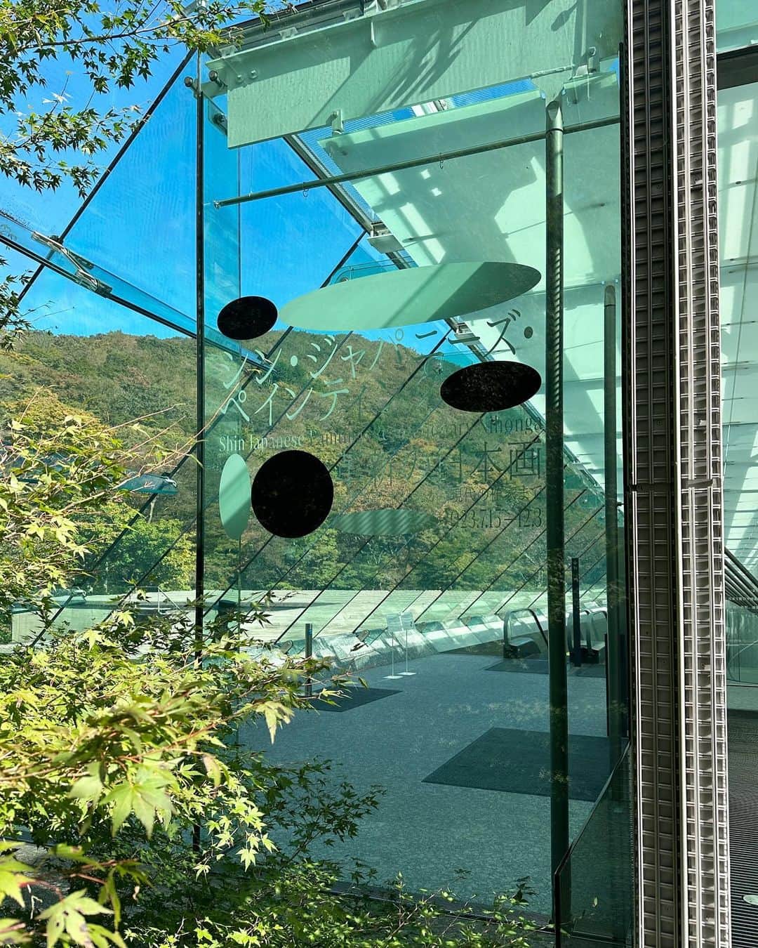 菊乃のインスタグラム：「箱根の国立公園のなか、みどりを抜けると見えてくる、光と緑でできたポーラ美術館。開催中の 「シン・ジャパニーズ・ペインティング　革新の日本画  横山大観、杉山寧から現代の作家まで」を鑑賞しにやってきました。 日本画の誕生、概念、独特の表現形式や秘められた可能性など、いままで触れることのなかった「日本画」を知ることができる展示です。現代の作家さんたちによる作品も素晴らしかったな。  ポーラ美術館の建物そのものの美しさにもやられてしまった！自然にとけこむ建物はまるで幻みたいで、もはやよく見ないと見えなくて、本当はそこに存在しないみたいな、美術と自然の共生を追求した建築がとても美しかったです。 日本画に使われる伝統的な顔料などが見られる展示も興味深かった！  #ポーラ美術館 #polamuseumofart #シンジャパニーズペインティング #shinjapanesepainting #PR」