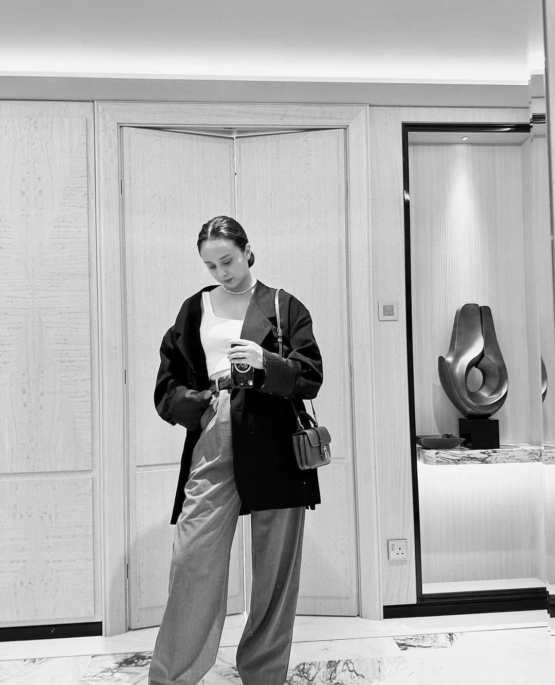 石田ニコルさんのインスタグラム写真 - (石田ニコルInstagram)「Outfit in Singapore 🤍  ジャケット大好き。 髪伸ばすか迷ってる。  @marinabaysands   @celine」10月24日 10時59分 - nicole_ishida