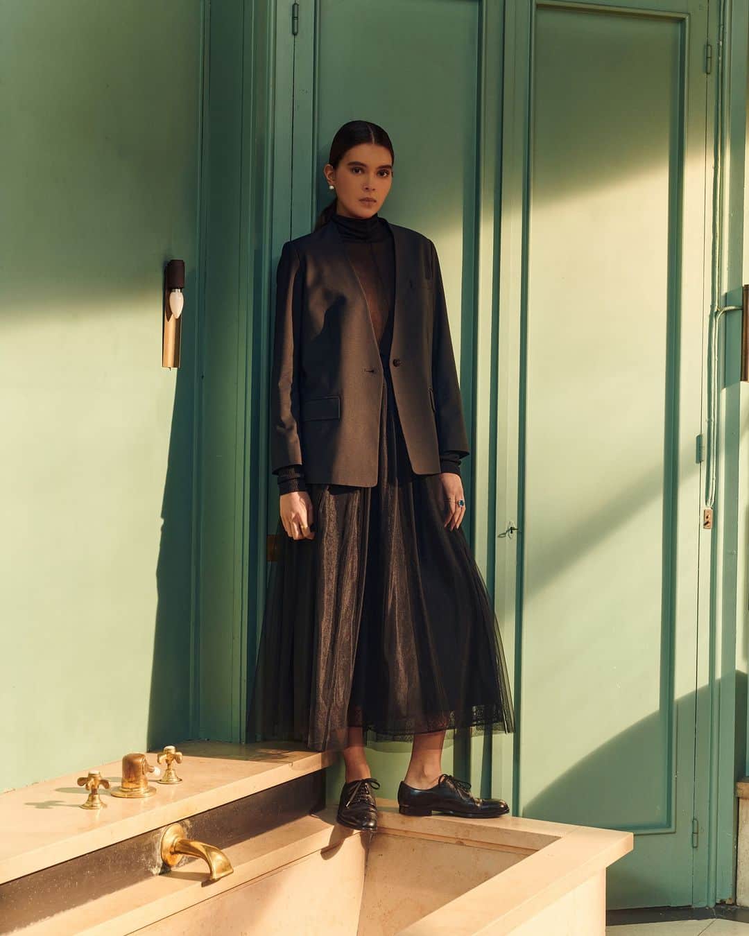 MARIHA Official Instagramさんのインスタグラム写真 - (MARIHA Official InstagramInstagram)「. ブラックが放つ魅力は、他の色は持ち合わせていないもの。今秋ローンチしたばかりの新ライン「City Dress Collection」では、ニュアンス豊かな黒の世界を堪能いただけます。着心地の良い上質な生地で仕立てられた「ジャズジャケット」と繊細なレースをあしらった「木漏れ陽のスカート」の組み合わせは、黒の奥行きを粋に楽しめるスタイリング。モノトーンの着こなしを新鮮に仕立ててくれます。  #mariha #dress #citydresscollection #marihaonlineboutique #シティードレス #マリハ #コーディネート」10月24日 11時00分 - mariha_official