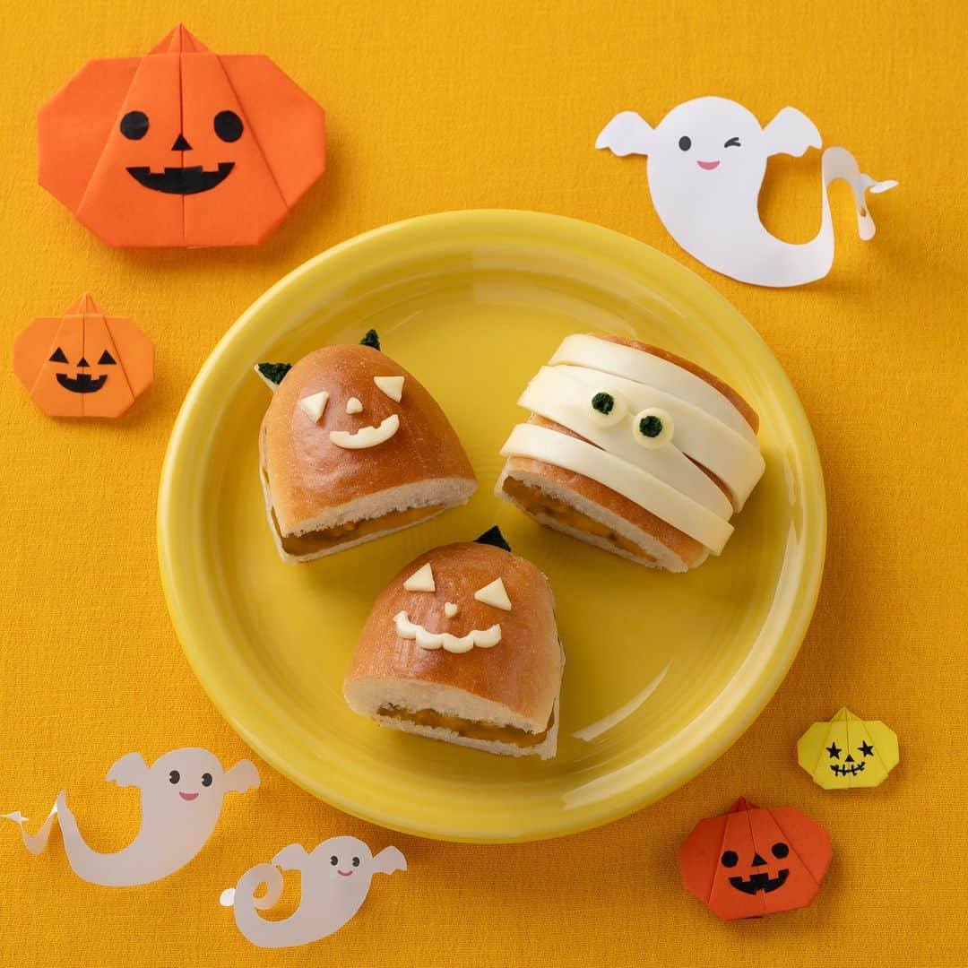 Pasco/敷島製パン株式会社のインスタグラム：「【離乳食レシピ紹介】 家族みんなで HappyHalloween 🎃  お子さまと一緒にハロウィンを楽しめるアレンジレシピをご紹介🍞  乳歯が生える時期は赤ちゃんが #離乳食 をはじめるタイミングの目安の1つ💡 Pascoは毎月24日を乳(2)歯(4)の語呂合わせから #離乳食の日 とし、赤ちゃんの成長に合わせたさまざまな #パン離乳食 レシピをご紹介しています👶🏻  今回は、#離乳完了期（1才～1才6ヵ月ごろ）のお子さまにおすすめの #超熟ロール を使った「かぼちゃとバナナとレーズンのロールパンサンド」が #おばけサンド に大変身👻  ハロウィンを家族で楽しんでくださいね🍭  「かぼちゃとバナナとレーズンのロールパンサンド」の作り方はこちら →https://www.pasconet.co.jp/rinyusyoku/recipe/recipe042.html プロフィール（@pasco.jp)下のハイライト《離乳食》からもアクセスしていただけます💁  Pascoのホームページでは、他にも月齢別やイベントに合わせた離乳食レシピをご覧いただけます。ぜひ遊びに来てください🎵  #Pasco #パスコ #Pascoのある暮らし #超熟  #超熟いいね #超熟のある暮らし #離乳食レシピ #離乳食メニュー #超熟パン離乳食 #ハロウィン #ハロウィン離乳食 #Pascoでハロウィン #ハロウィンメニュー #ハロウィンレシピ」